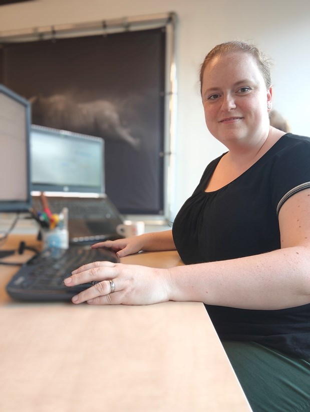 Dorien achter haar pc